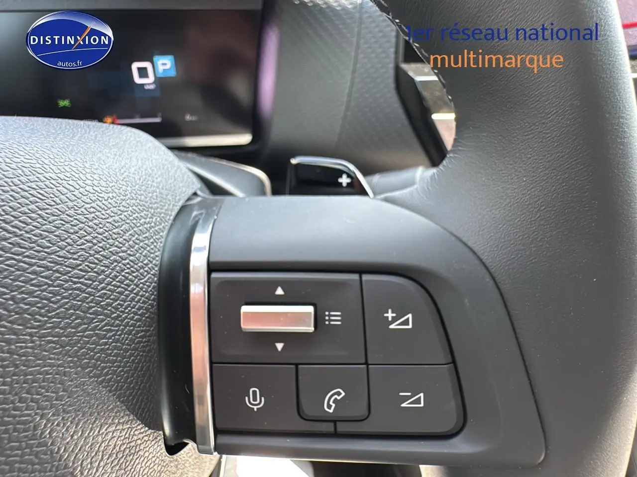 Gros plan sur les commandes au volant cuir de la Citroën C4 1.5 BlueHDi 130, avec boutons multifonctions.