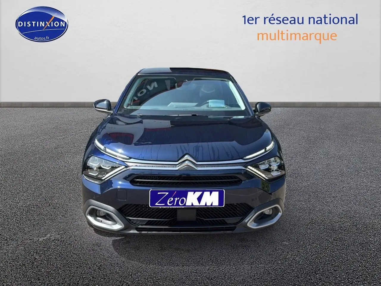 Vue frontale d'une Citroën C4 1.5 BlueHDi 130 Max EAT8 en bleu eclipse avec phares LED et calandre chromée.