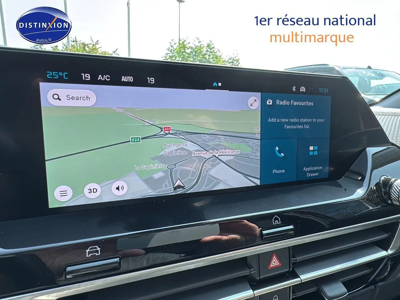 Écran tactile du tableau de bord de la Citroën C4 Bleu Eclipse 2025 affichant la navigation GPS.