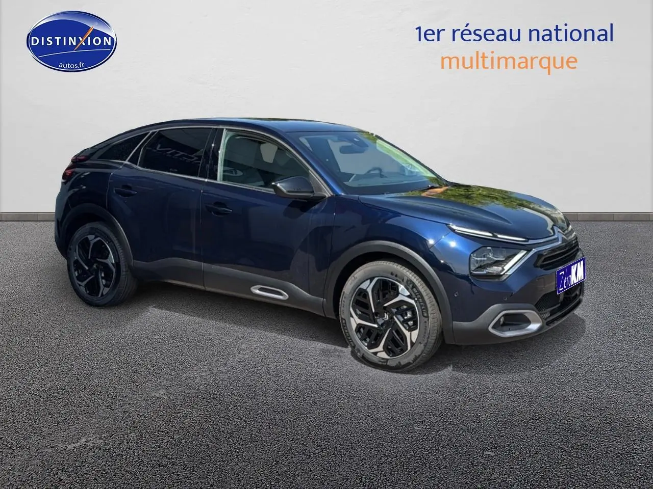 Vue 3/4 avant droite d'une Citroën C4 1.5 BlueHDi 130 bleu eclipse avec jantes alu et vitres surteintées.