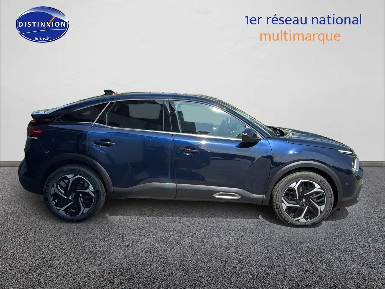 Profil droit d'une Citroën C4 bleu eclipse 2025 avec jantes alu et vitres arrière surteintées.