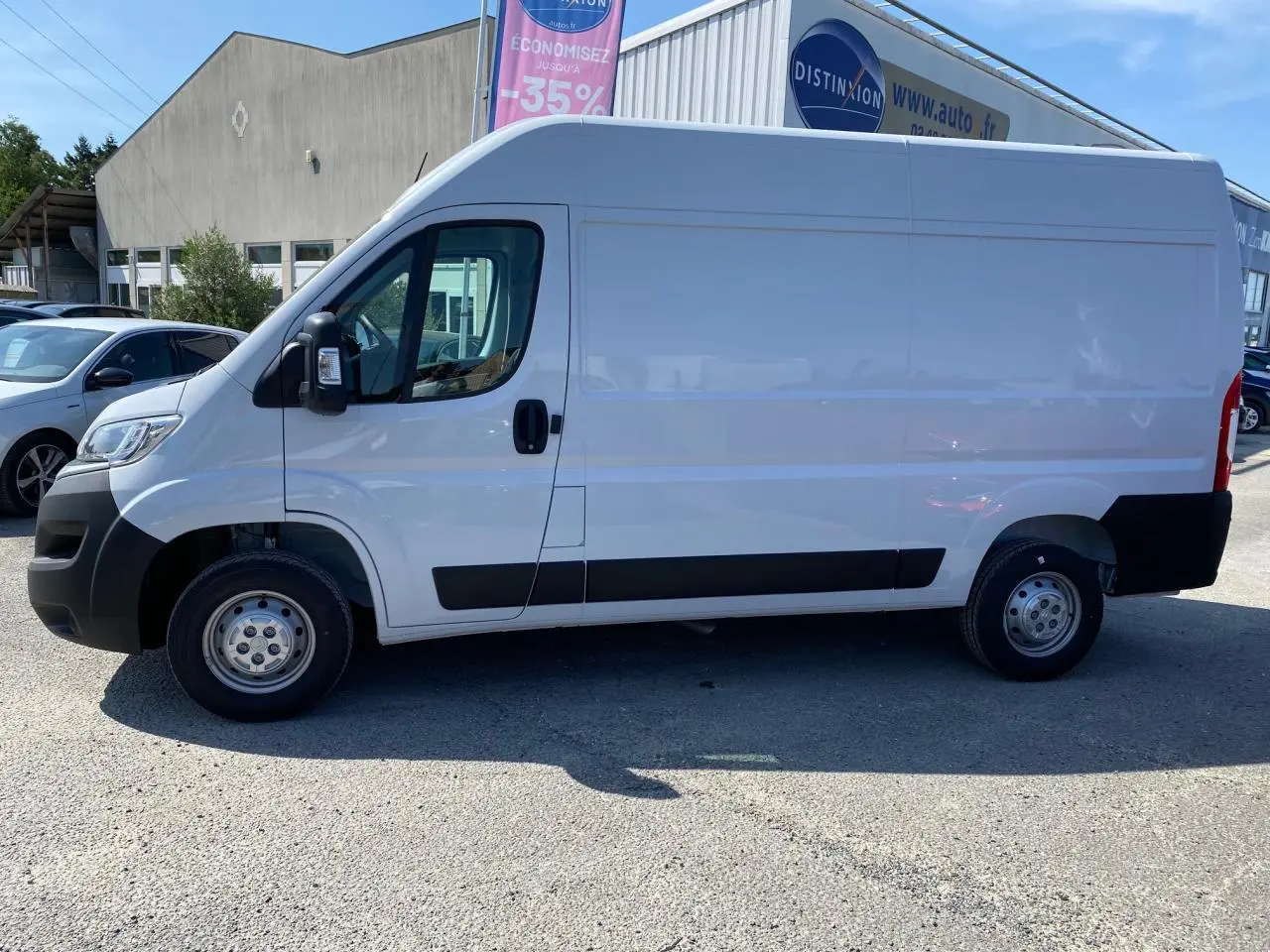 Profil droit d'un utilitaire Citroën Jumper blanc 2023 avec portes arrière tôlées et jantes acier simples.