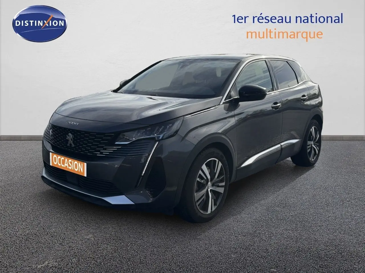 Peugeot 3008 gris platinium en 3/4 avant droit, SUV hybride rechargeable avec jantes bi-ton et feux LED distinctifs.