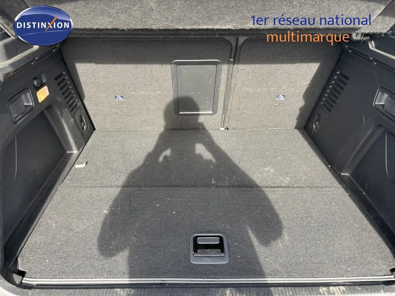 Coffre spacieux du Peugeot 3008 gris platinium, vue de l'intérieur vers l'arrière avec revêtement en tissu gris.