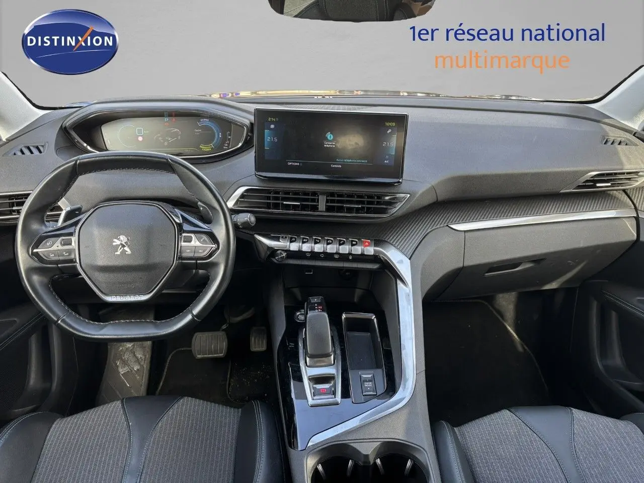 Intérieur du Peugeot 3008 hybride 2022 vu de face, tableau de bord moderne avec écran tactile et volant compact noir.