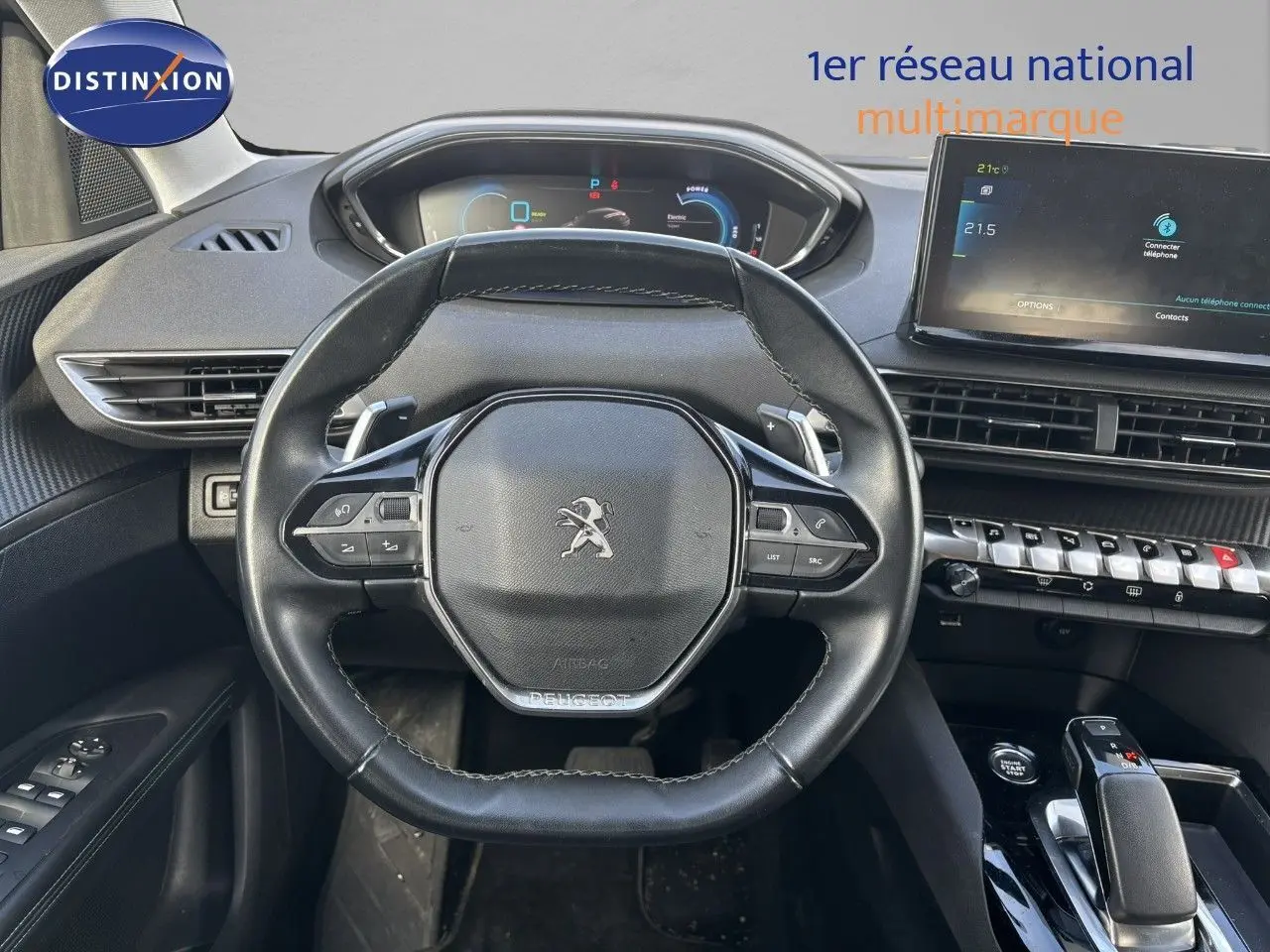Vue intérieure centrée sur le volant cuir du Peugeot 3008 gris platinium avec tableau de bord digital et écran tactile.