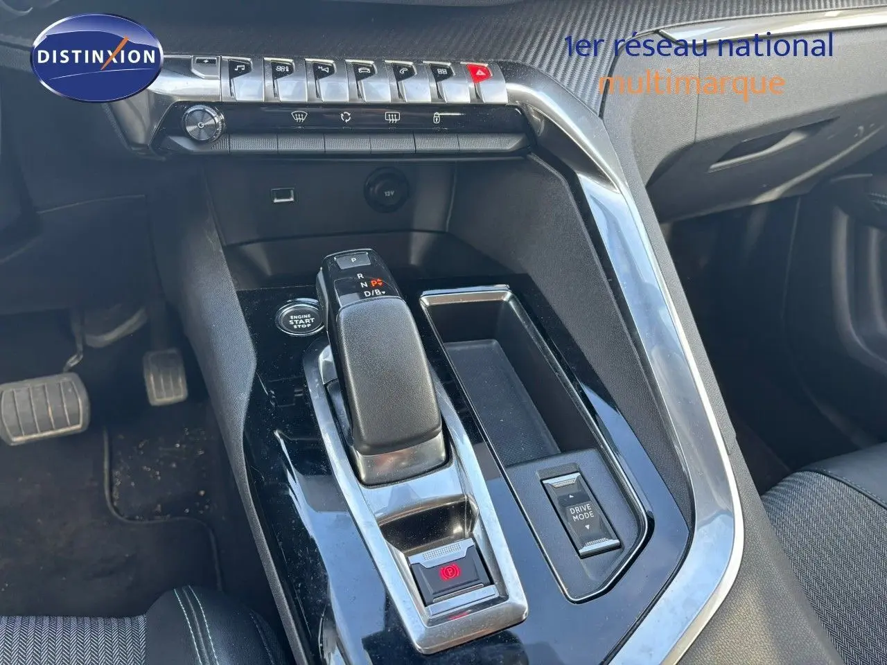 Gros plan sur la console centrale du Peugeot 3008 gris platinium 2022, mettant en valeur le levier de vitesse automatique et les commandes.