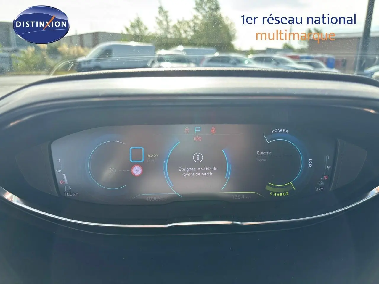Tableau de bord numérique du Peugeot 3008 hybride gris platinium affichant l'état prêt et la charge électrique.