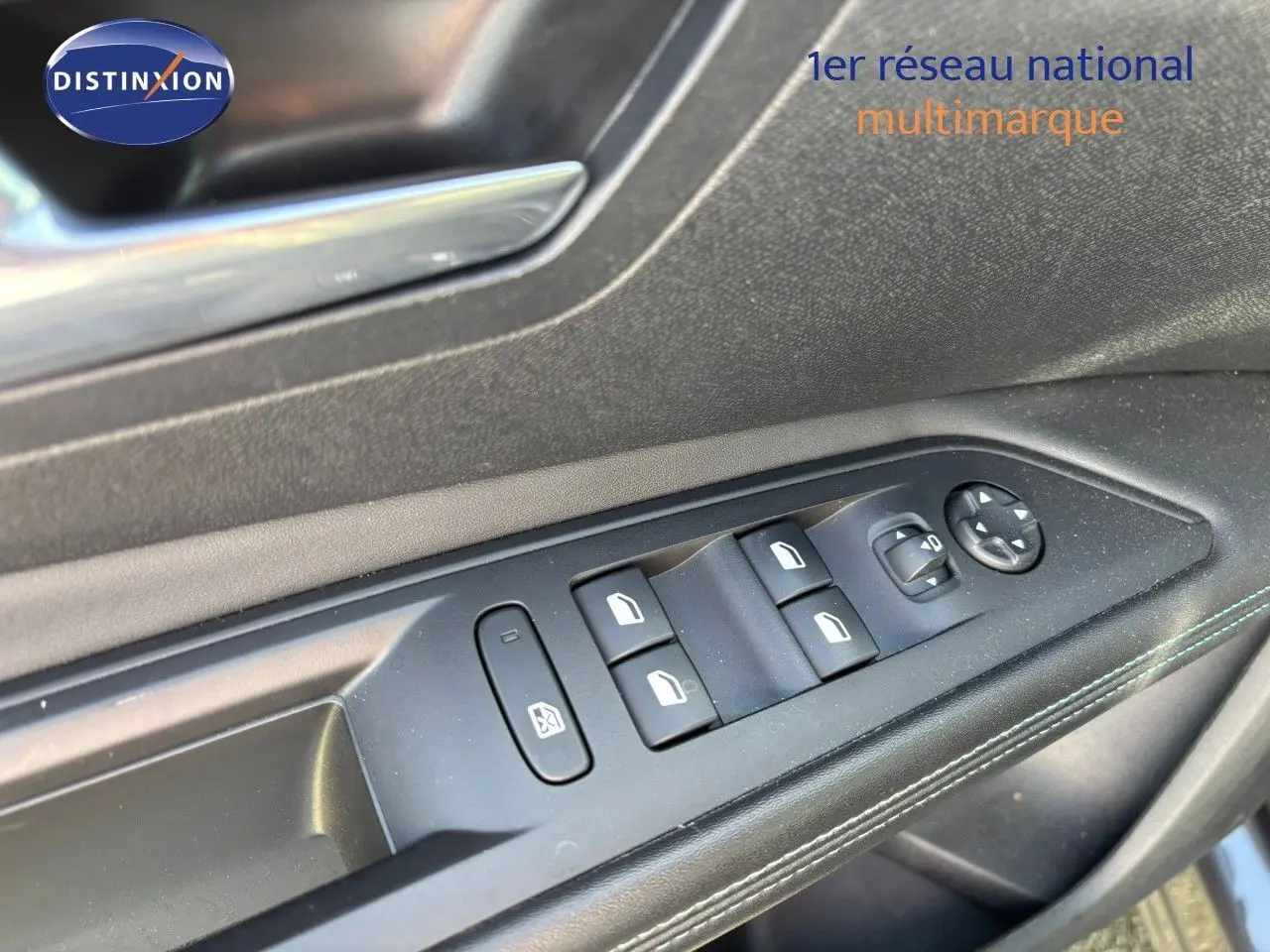 Commandes des vitres électriques et rétroviseurs sur la portière côté conducteur d'un Peugeot 3008 gris platinium hybride rechargeable 2022.