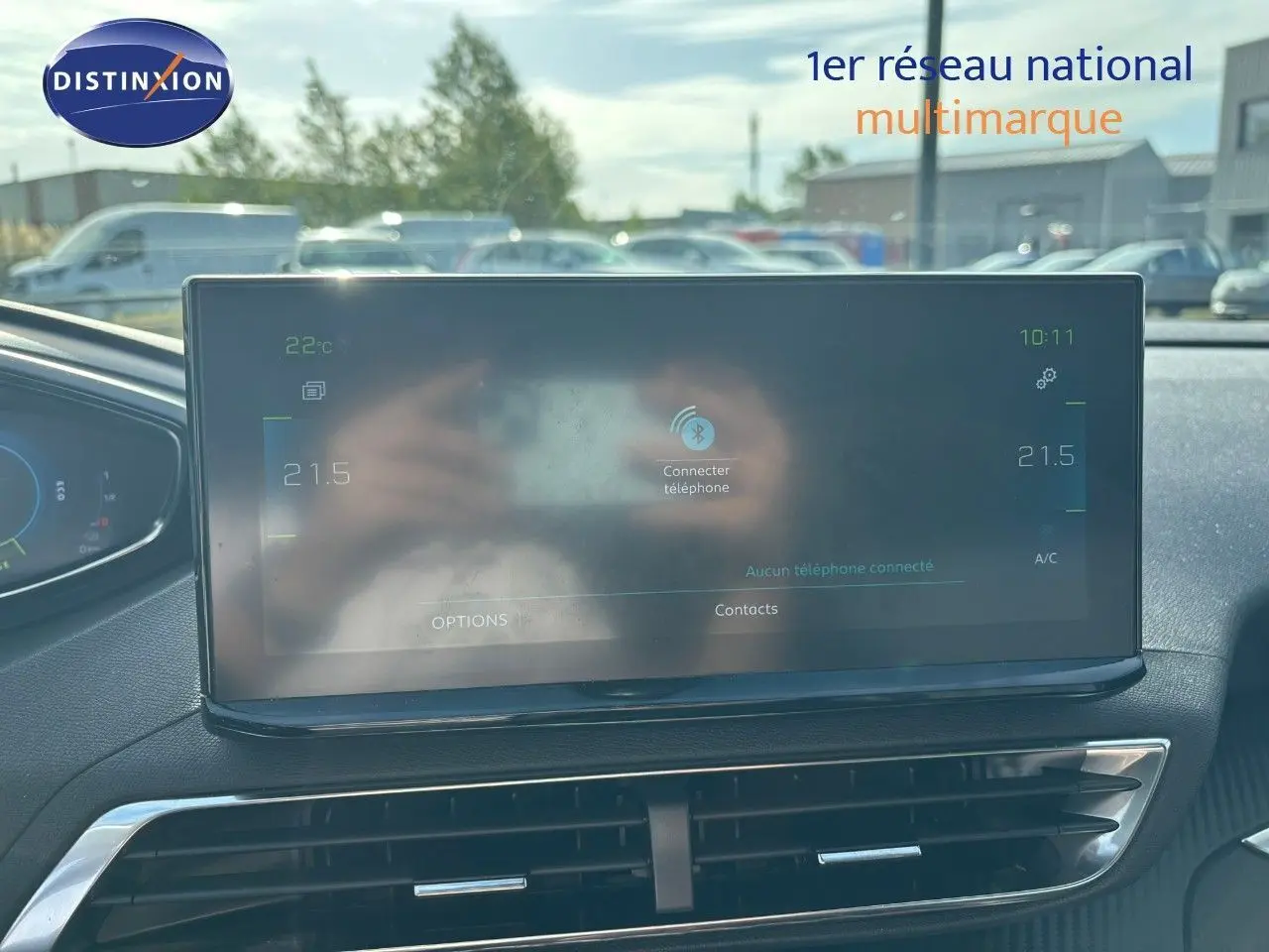 Écran tactile central du tableau de bord du Peugeot 3008 gris platinium, affichant la connexion Bluetooth.