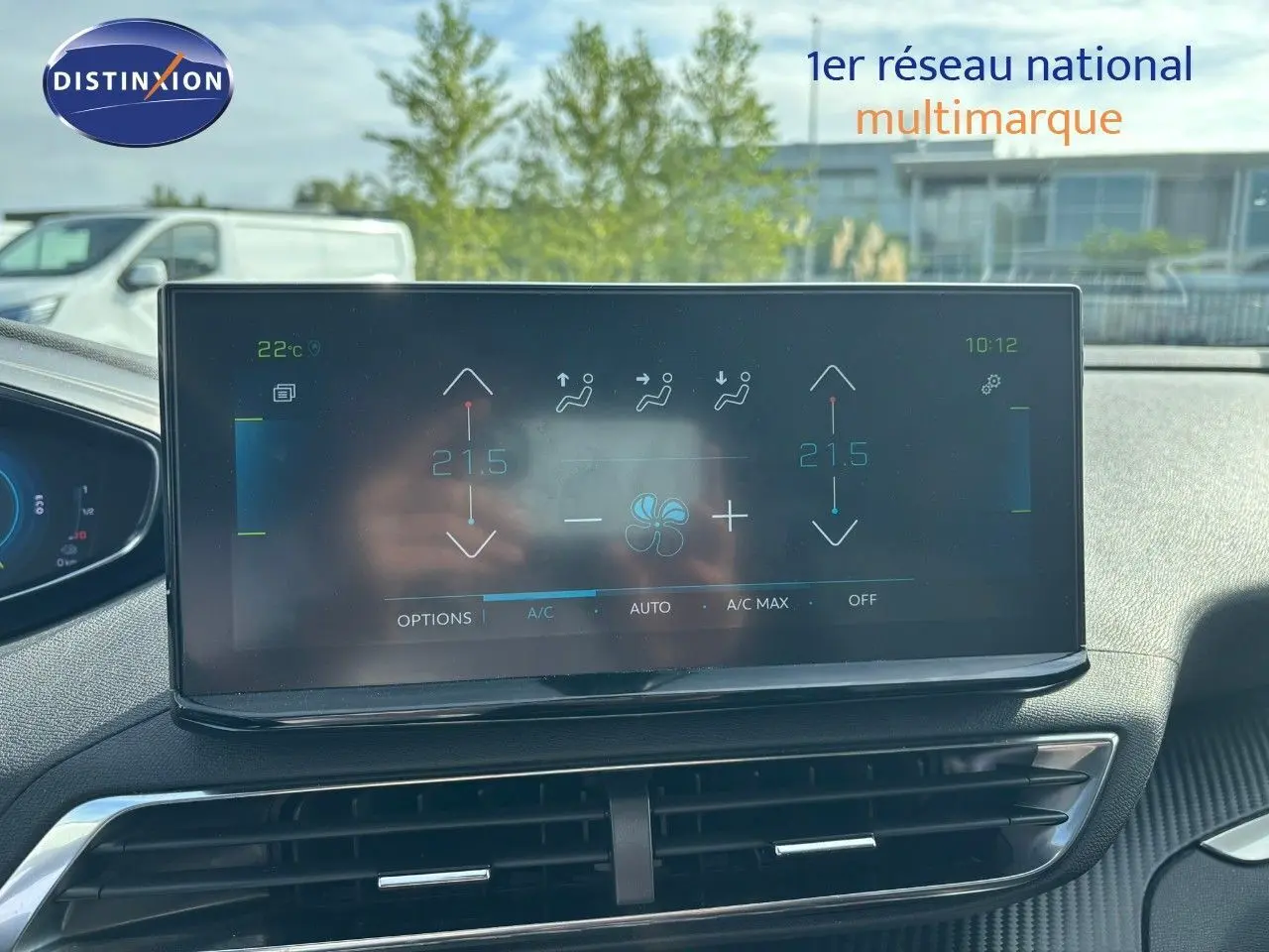 Vue intérieure du tableau de bord du Peugeot 3008 gris platinium, avec écran tactile de climatisation affiché.