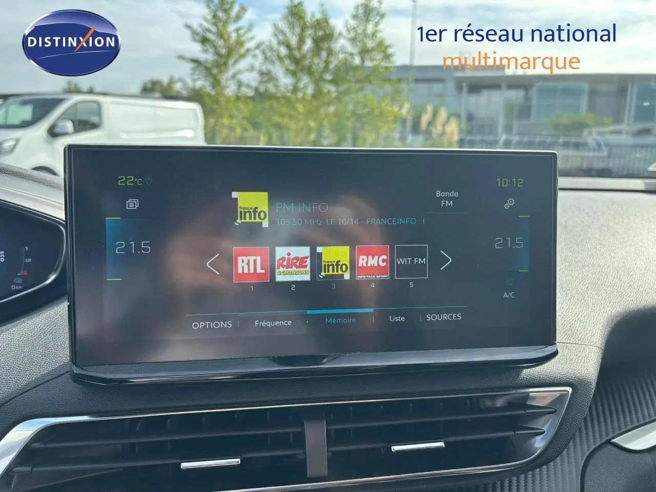 Écran tactile central du Peugeot 3008 gris platinium 2022 affichant les stations radio FM dans un habitacle moderne.