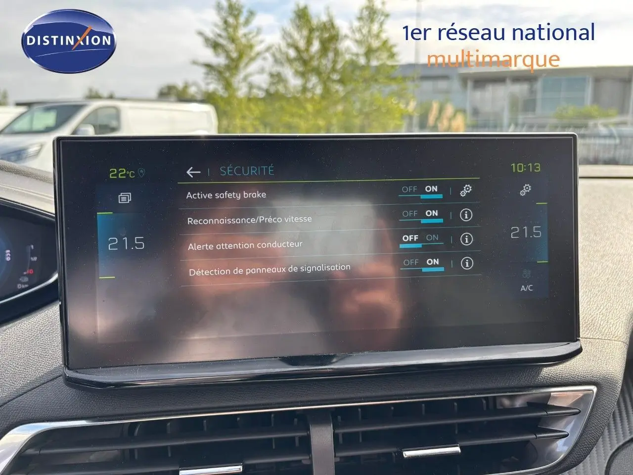 Écran tactile central du Peugeot 3008 gris platinium 2022 affichant les options de sécurité activées.