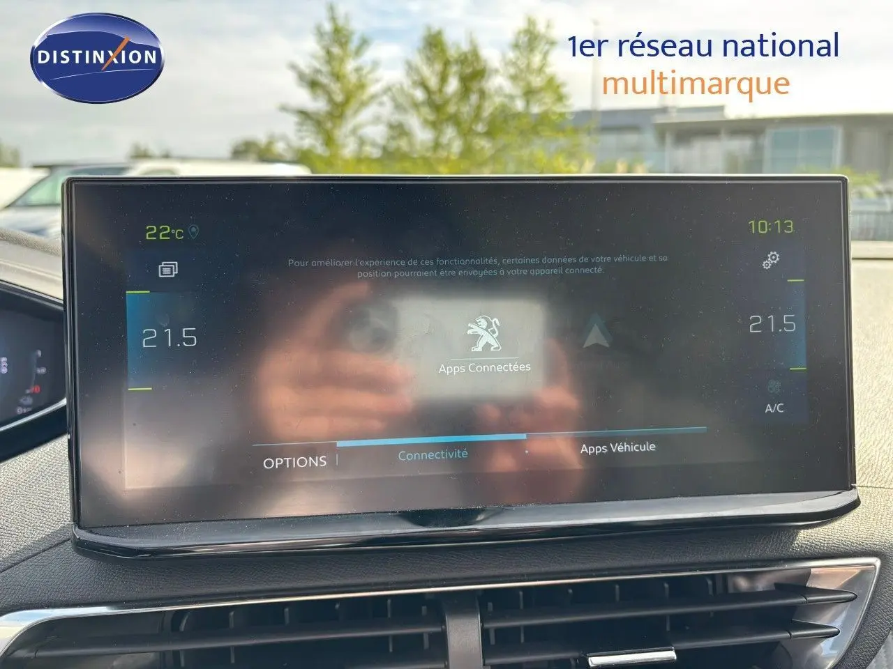 Écran tactile central du Peugeot 3008 gris platinium 2022 affichant les options connectées et la climatisation à 21,5°C.