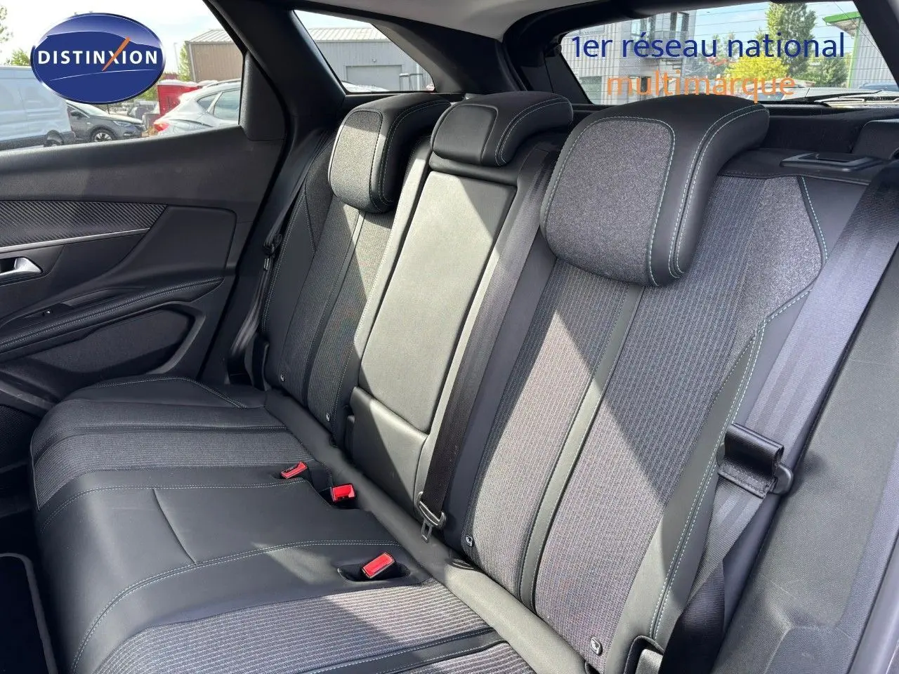 Vue intérieure arrière des sièges arrière en tissu et cuir noir du Peugeot 3008 gris platinium hybride rechargeable 2022