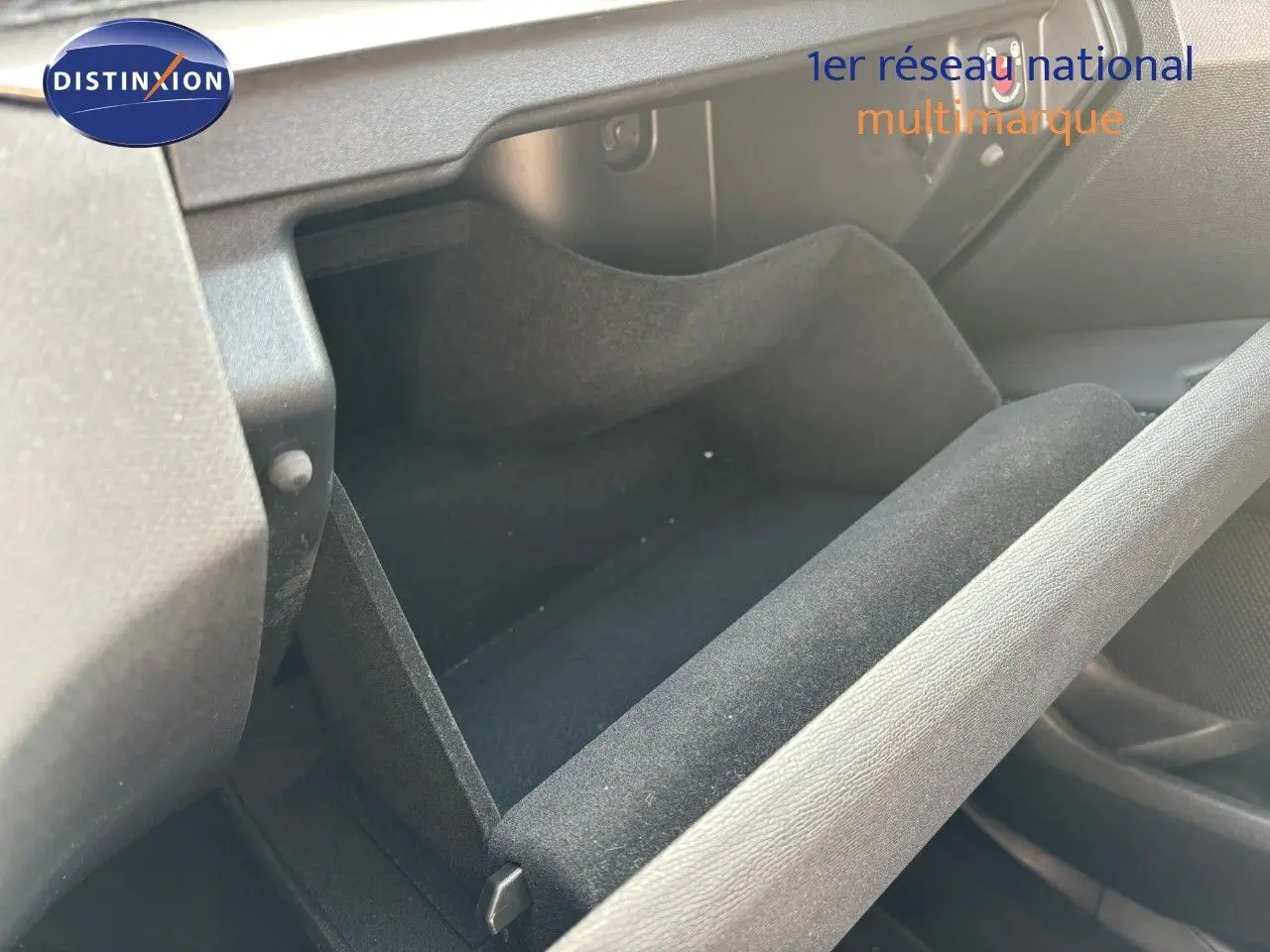 Gant de boîte à gants ouvert en tissu noir à l'intérieur d'un Peugeot 3008 gris platinium 2022.