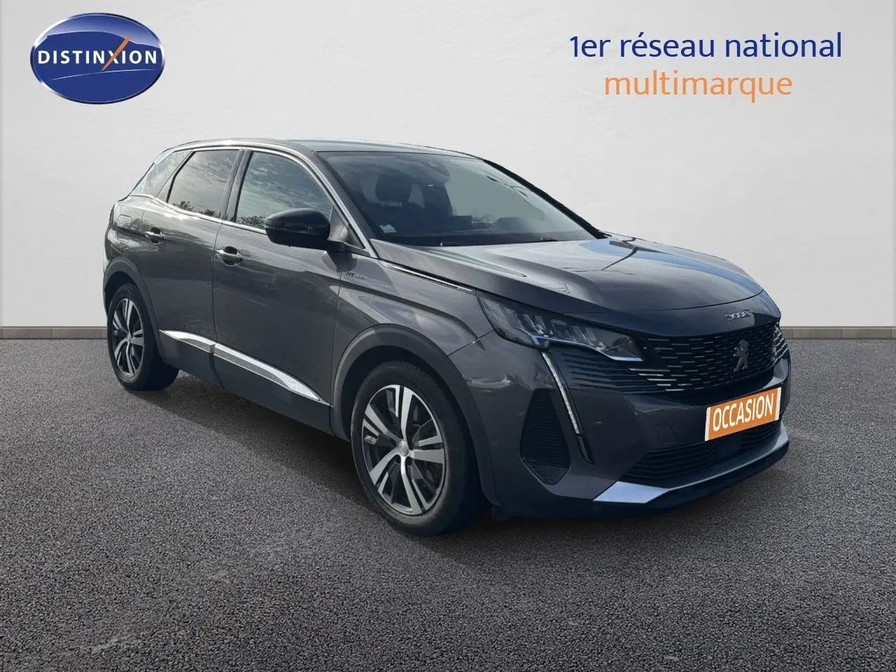 Peugeot 3008 hybride rechargeable gris platinium en 3/4 avant droit avec jantes alliage et calandre noire distinctive.