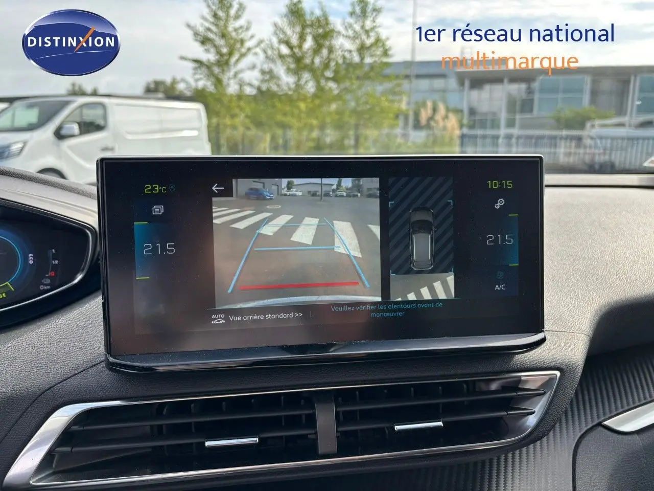 Écran central du Peugeot 3008 hybride gris platinium montrant la caméra de recul et la climatisation à 21,5°C.