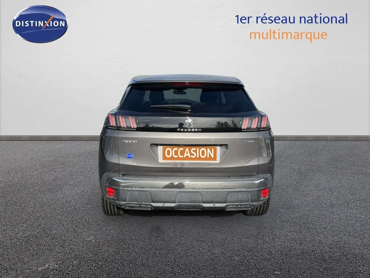 Vue arrière d'un Peugeot 3008 gris platinium hybride rechargeable de 2022 avec feux LED distinctifs et plaque "OCCASION" visible.