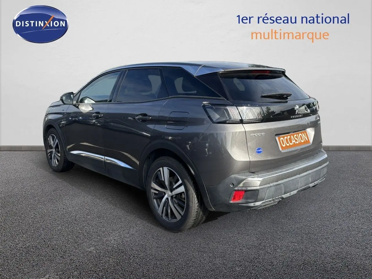 Peugeot 3008 hybride rechargeable gris platinium en 3/4 arrière droit, avec jantes alliage et feux LED distinctifs.