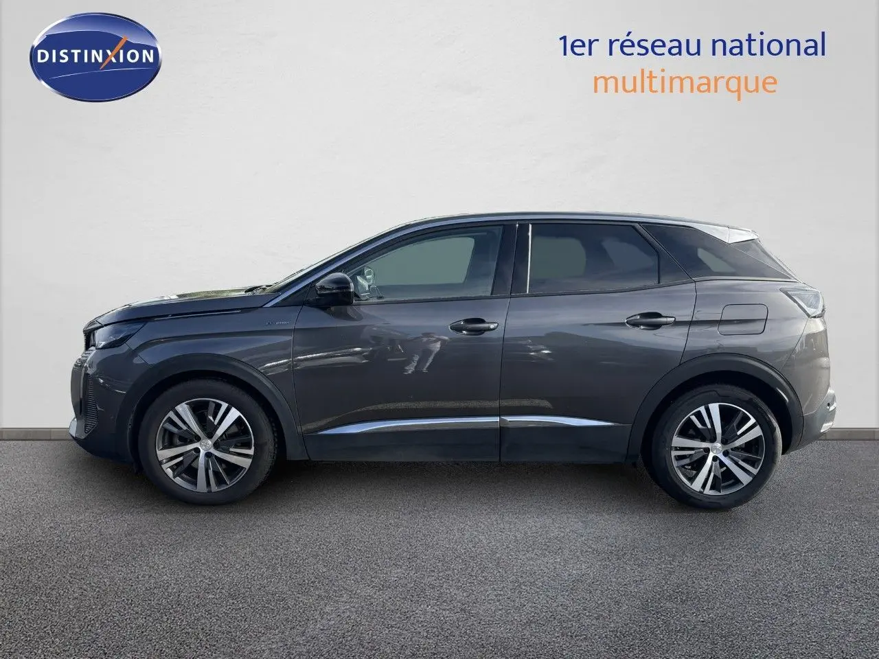 Profil côté gauche d'un Peugeot 3008 hybride rechargeable gris platinium avec jantes alliage et lignes chromées.
