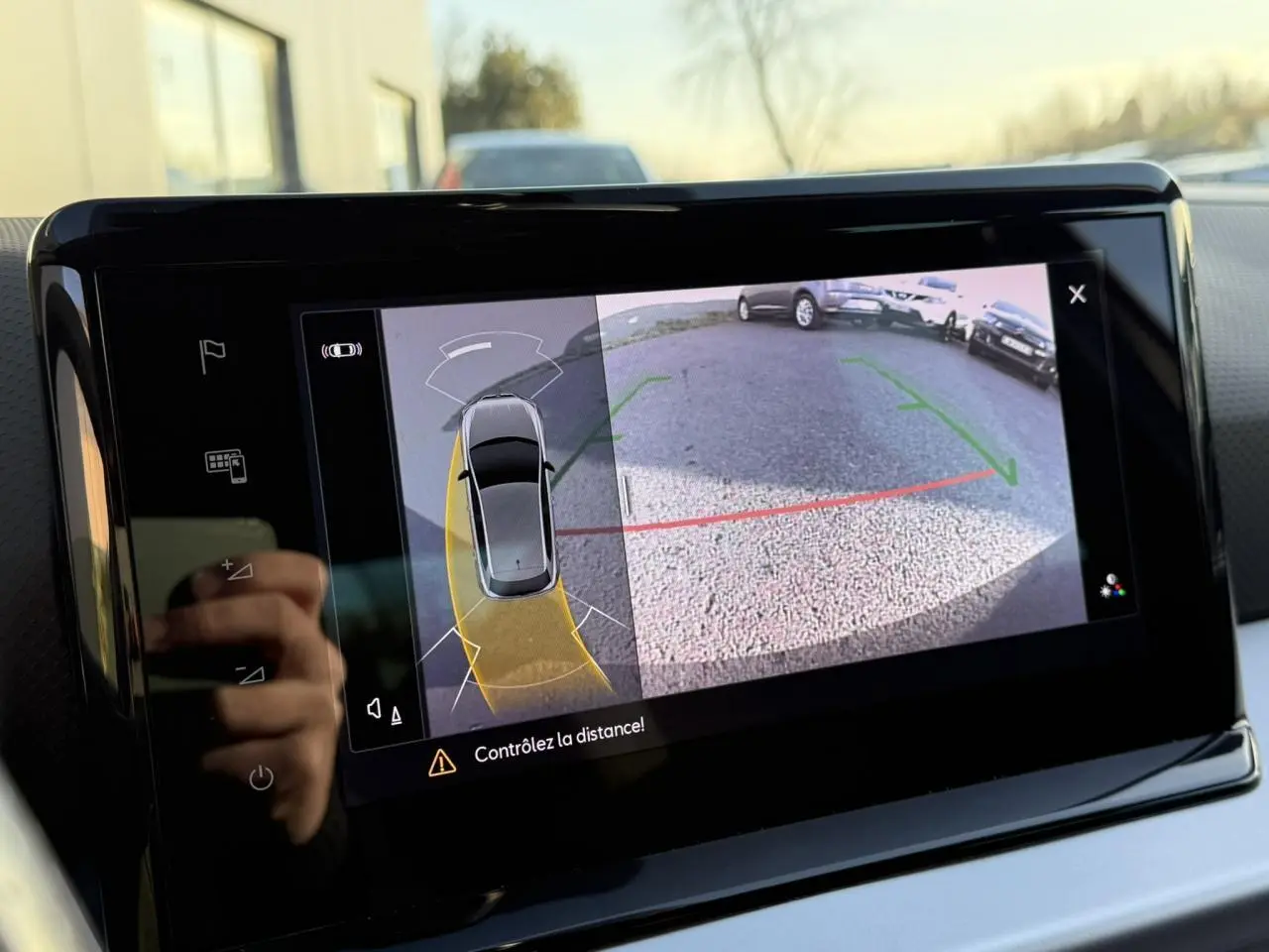 Écran multimédia montrant la caméra de recul et l'aide au stationnement du SEAT Ibiza TSI 115 FR 2025.