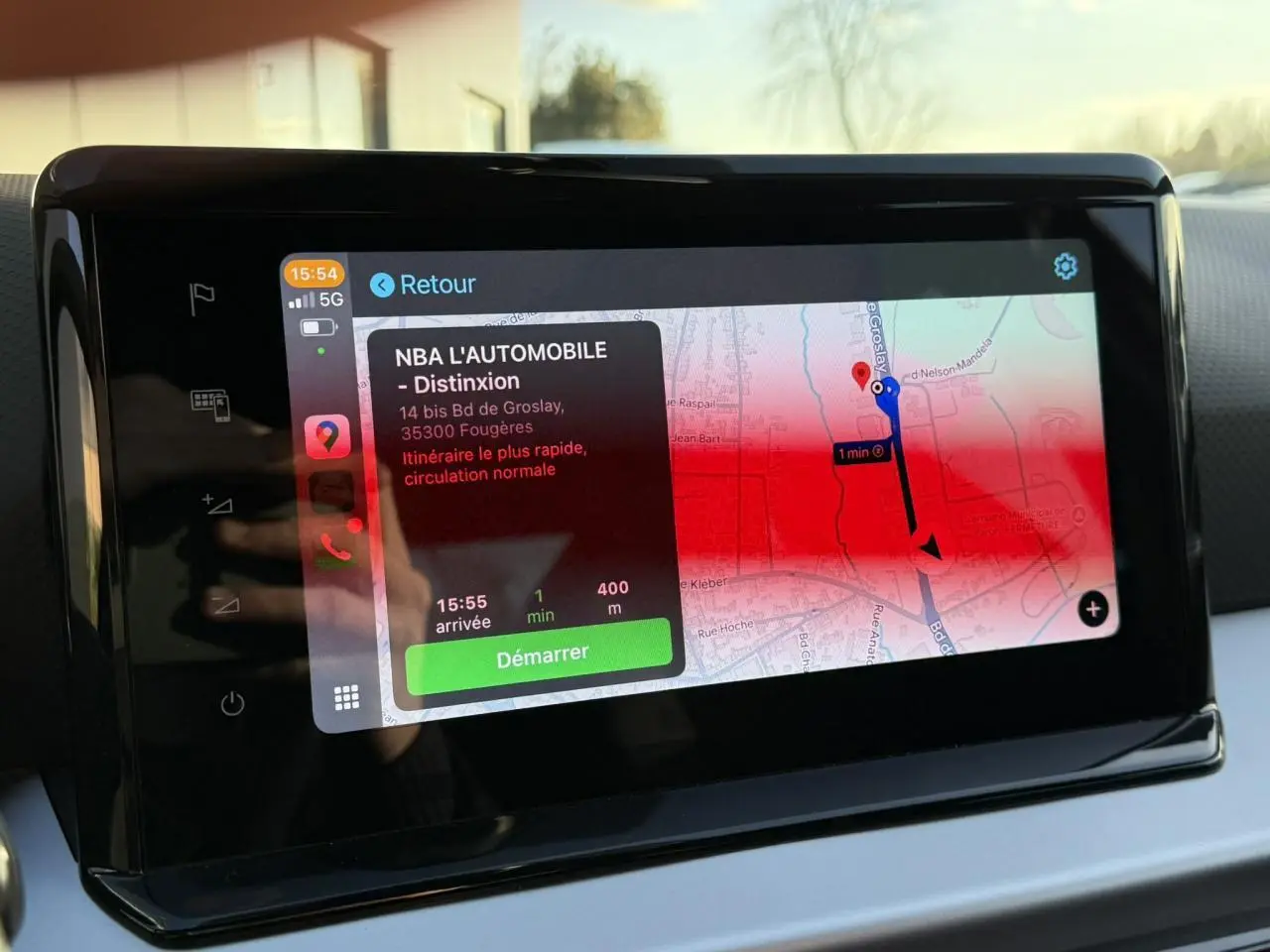 Écran tactile du système de navigation NaviSystem+9 de la SEAT IBIZA bleu saphir, affichant un itinéraire.