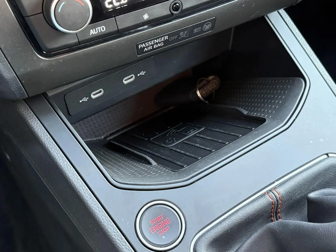 Gros plan sur la console centrale de la SEAT IBIZA TSI 115 FR 2025 avec bouton start/stop et ports USB-C.
