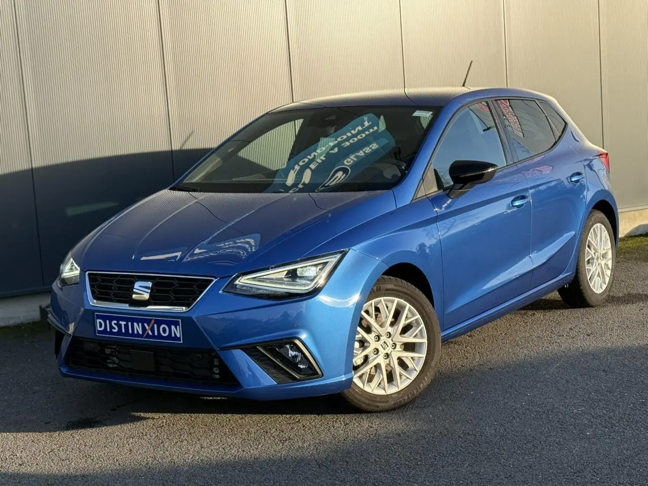 SEAT IBIZA TSI 115 FR bleu saphir en 3/4 avant droit avec jantes alliage et feux LED triangulaires visibles