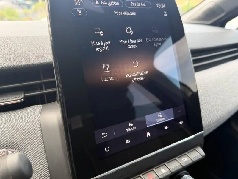 Gros plan sur l'écran tactile central de la Renault Clio 2025 gris schiste, affichant le menu de mise à jour logiciel.