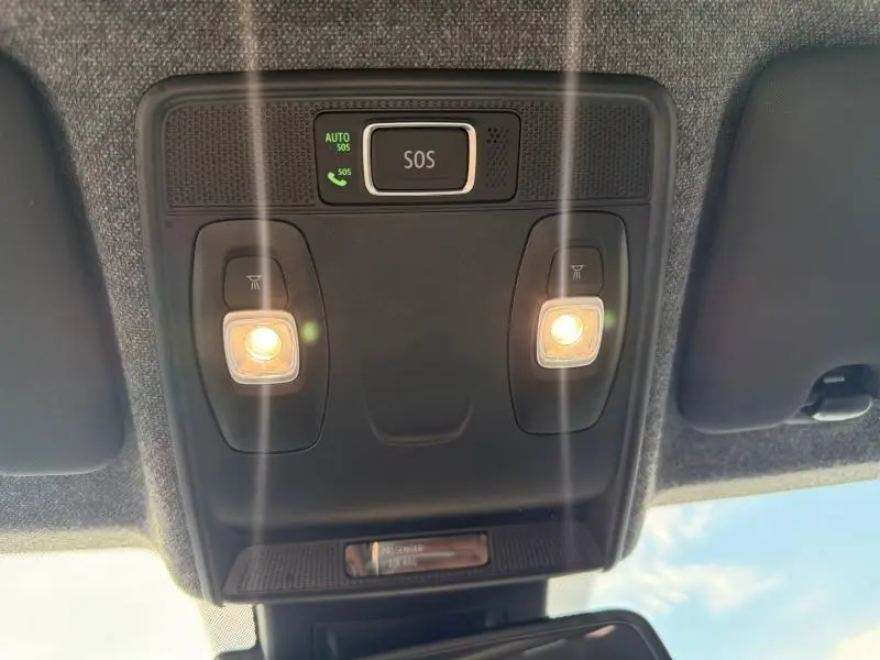Plafonnier intérieur avec éclairage LED et bouton SOS de la Renault Clio 1.0 Eco-G 100ch Techno gris Schiste, vue de dessous.
