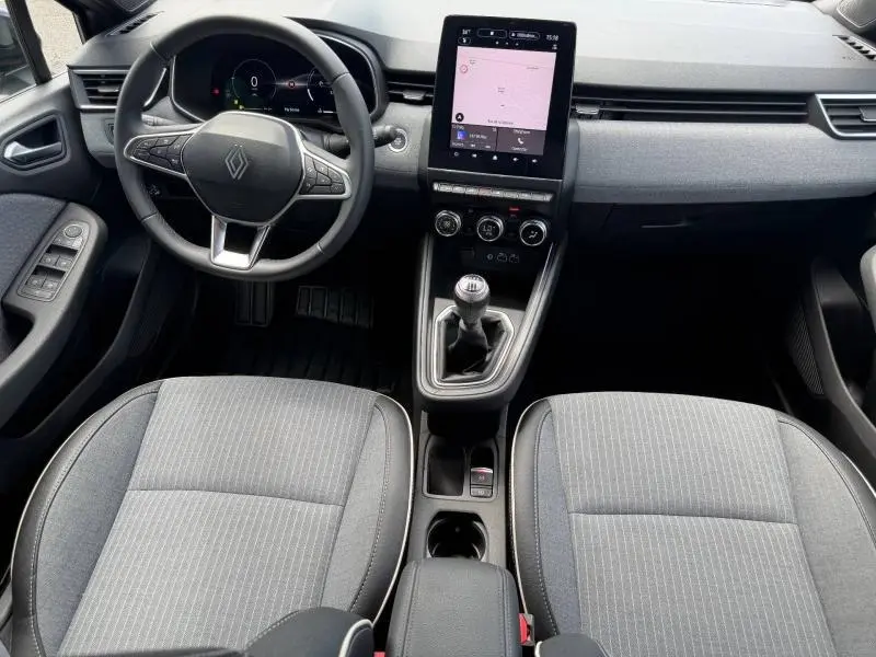 Vue intérieure avant de la Renault Clio 1.0 Eco-G 100ch Techno 2025, tableau de bord avec écran tactile vertical et boîte manuelle.