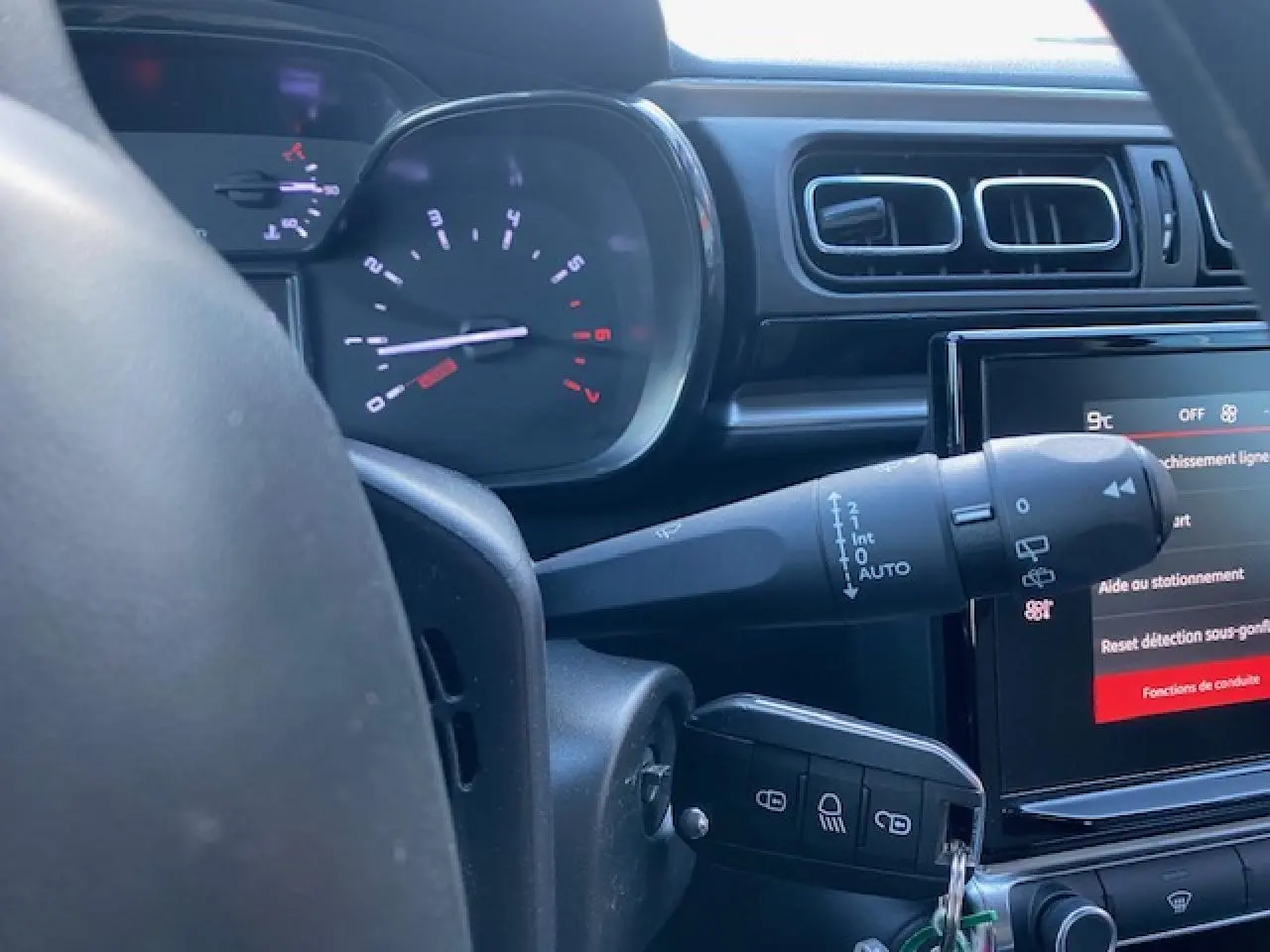 Vue rapprochée du tableau de bord noir de la Citroën C3 Shine 2023, avec commandes au volant et écran tactile.