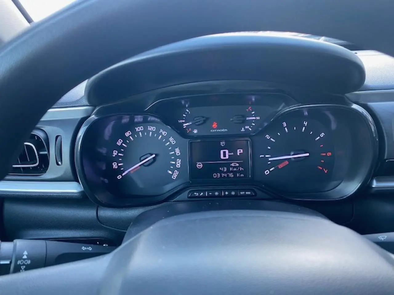 Vue intérieure du tableau de bord de la Citroën C3 Shine 2023, affichage digital et compteurs analogiques noirs.