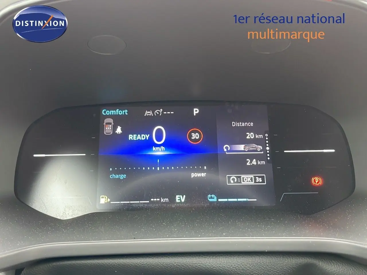 Tableau de bord numérique du Renault Captur 2025 affichant la vitesse à 0 km/h et mode confort, vue frontale intérieure.