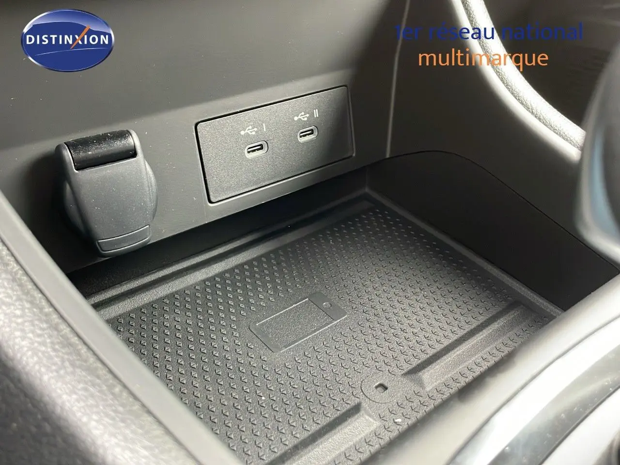 Gros plan sur la console centrale du Renault Captur 2025 montrant deux ports USB-C et un espace de rangement noir.