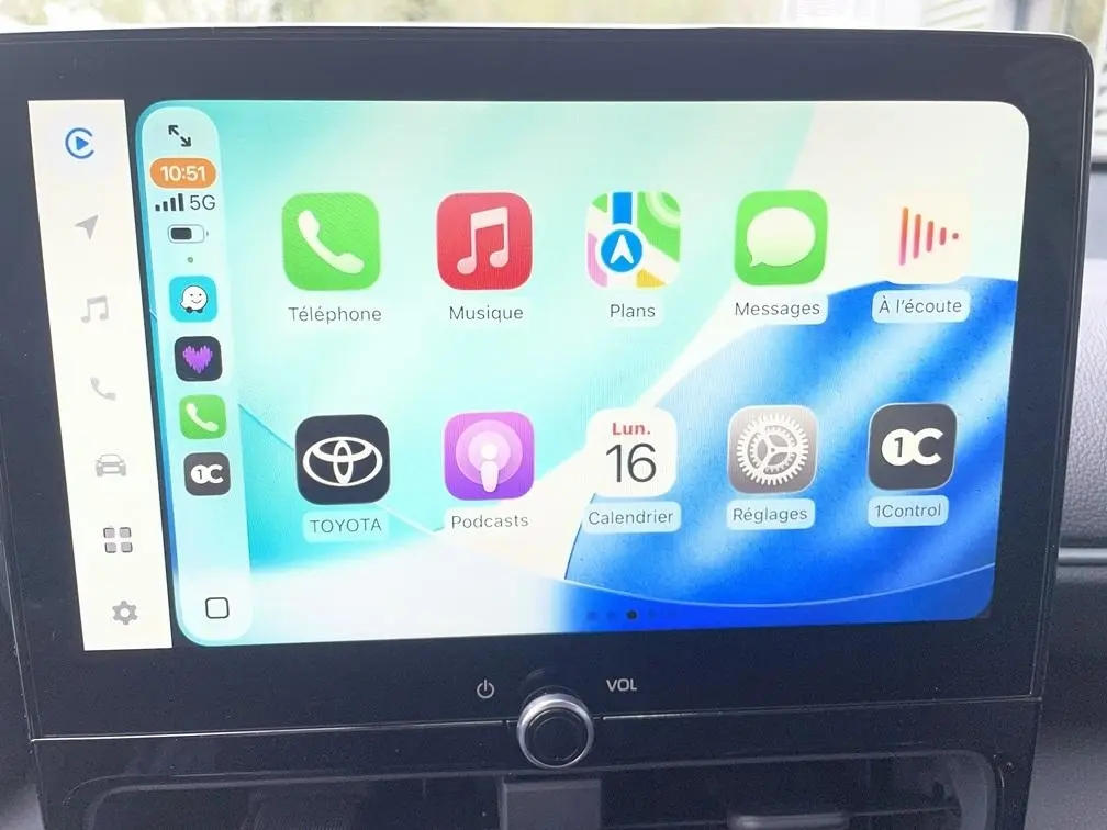 Écran tactile central de la Toyota Yaris Cross 2026 affichant l'interface Apple CarPlay colorée.
