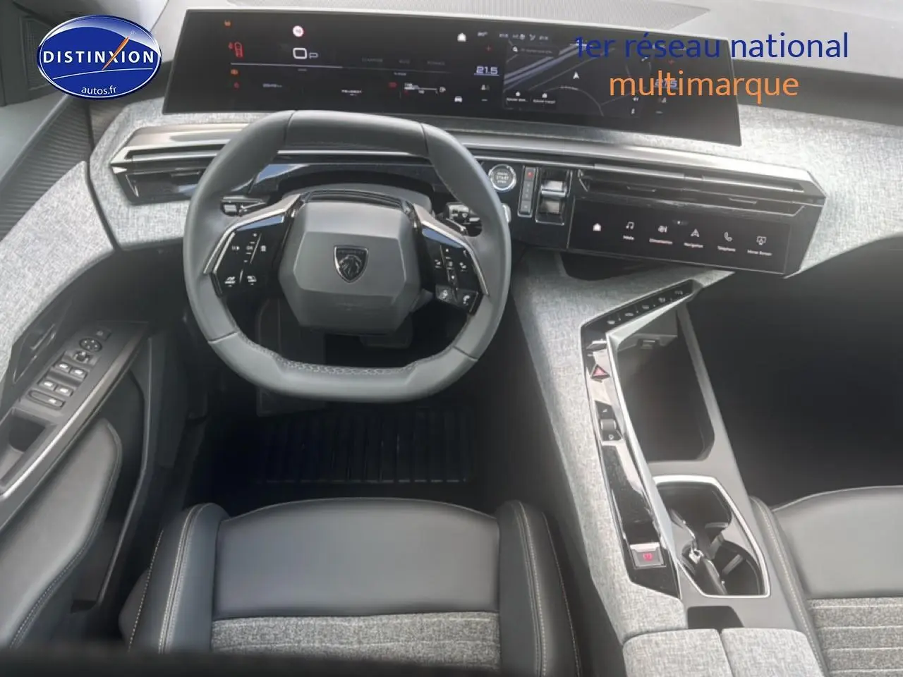 Vue intérieure du poste de conduite du Peugeot 5008 Hybrid 145 allure e-dcs6 2025, volant cuir et tableau de bord numérique.