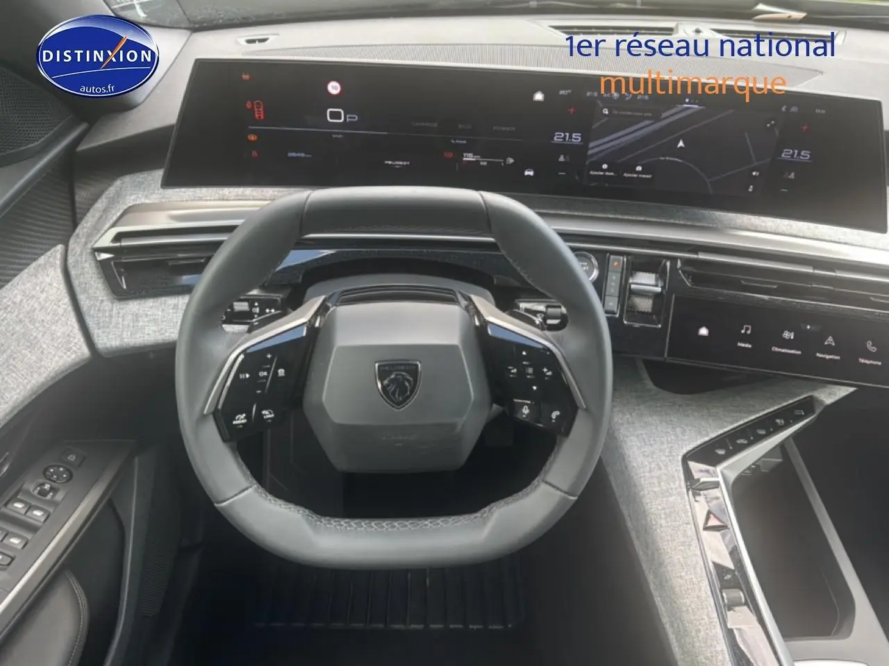 Vue intérieure centrée sur le volant cuir multifonction et le tableau de bord numérique du Peugeot 5008 noir 2025.