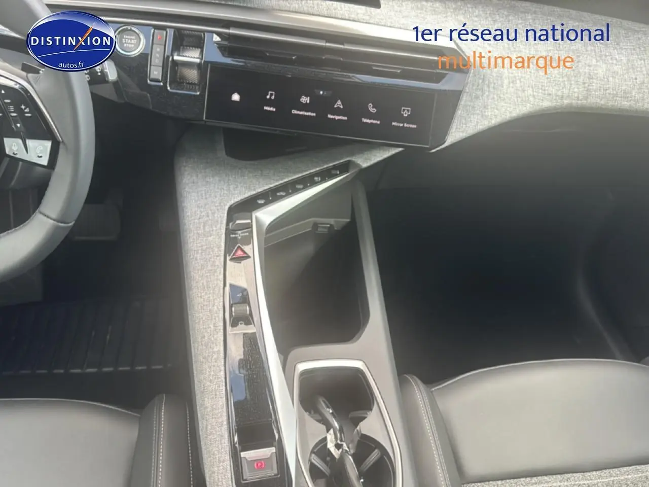 Vue intérieure de la console centrale et partie du volant cuir noir du Peugeot 5008 Hybrid 145 allure e-dcs6 2025.
