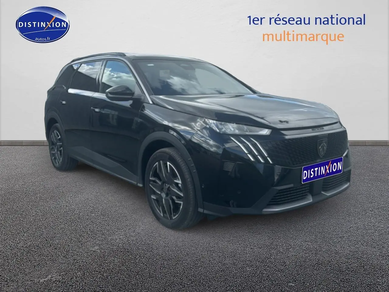 Peugeot 5008 Hybrid 145 allure e-dcs6 noir en 3/4 avant avec phares LED et jantes alu distinctives.