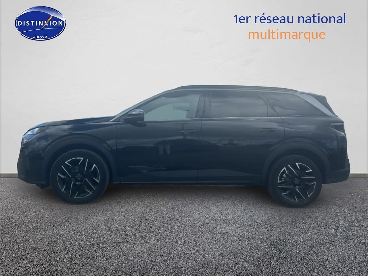 Profil côté gauche du Peugeot 5008 Hybrid 145 allure e-dcs6 noir 2025 avec jantes alu et vitres surteintées.