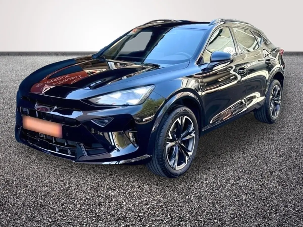 CUPRA Formentor noir brillant vu en 3/4 avant droit avec jantes alliage et phares LED ellipsoïdaux.