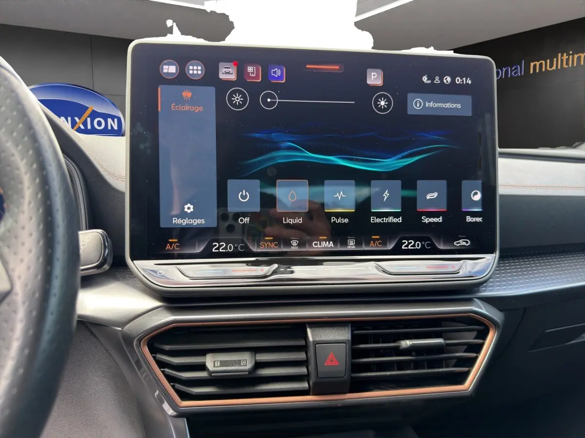 Vue intérieure centrée sur l'écran tactile du tableau de bord du CUPRA Formentor avec détails des commandes climatisation.