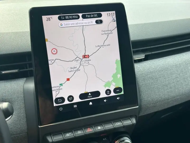 Écran tactile central affichant la navigation GPS dans l’habitacle de la Renault Clio Rouge Flamme 2025.