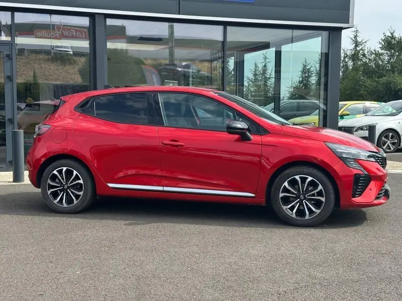 Profil droit de la Renault Clio 1.0 Eco-G 100ch Techno rouge Flamme avec jantes alu et détails chromés.