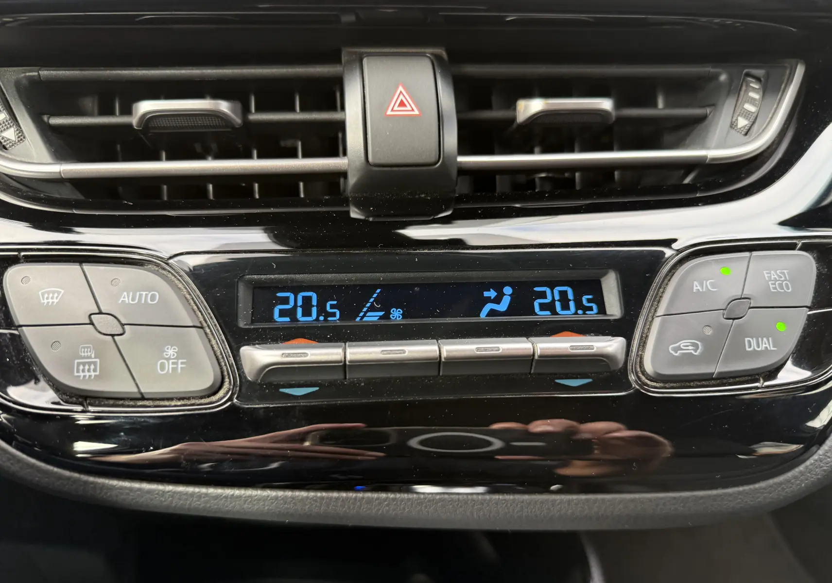Gros plan sur la console centrale du Toyota C-HR 1.8 hybrid 2023, affichant la climatisation digitale à 20,5°C.