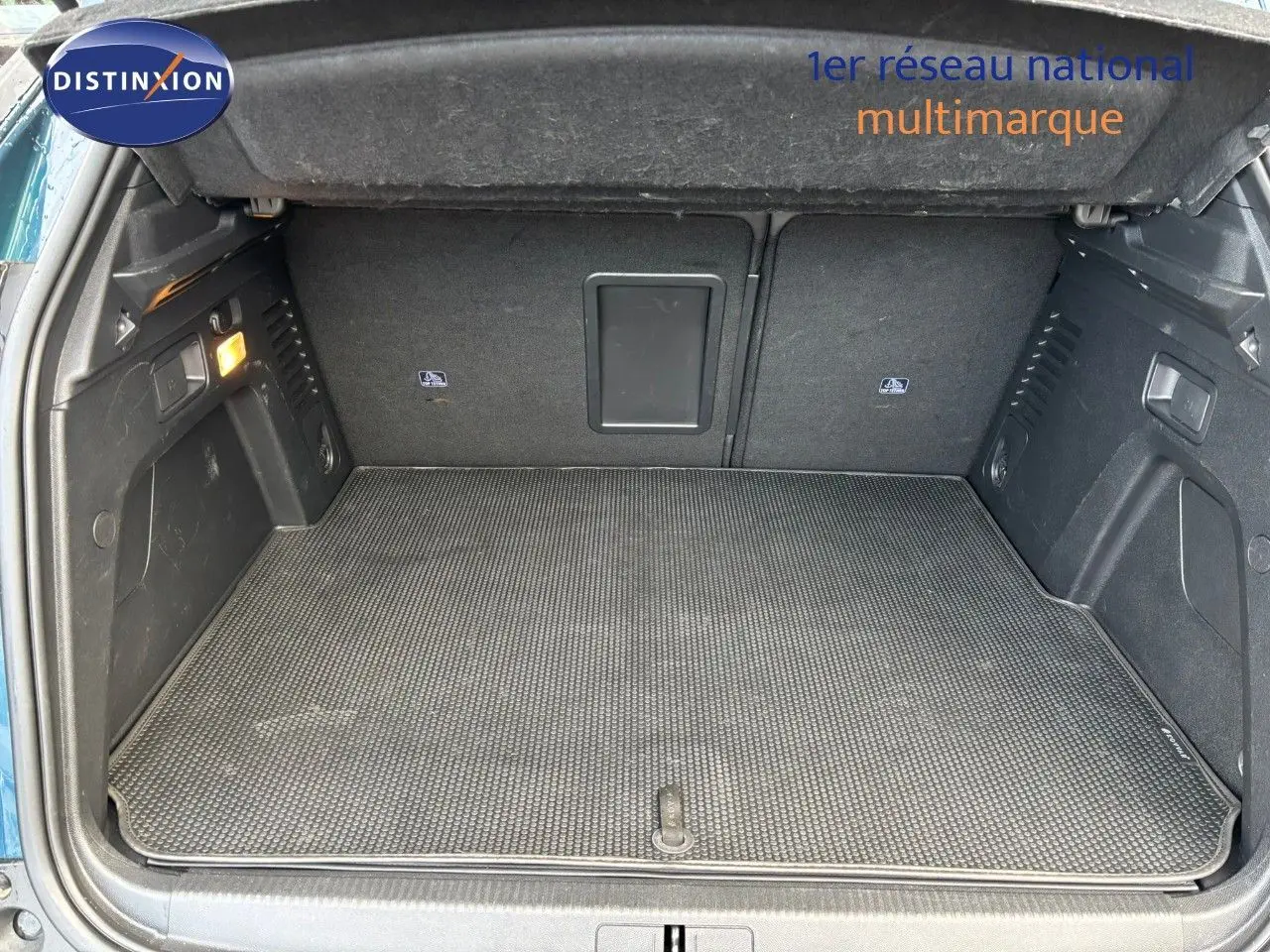 Coffre ouvert du Peugeot 3008 bleu Célèbes, vue intérieure montrant un espace de chargement propre et spacieux.