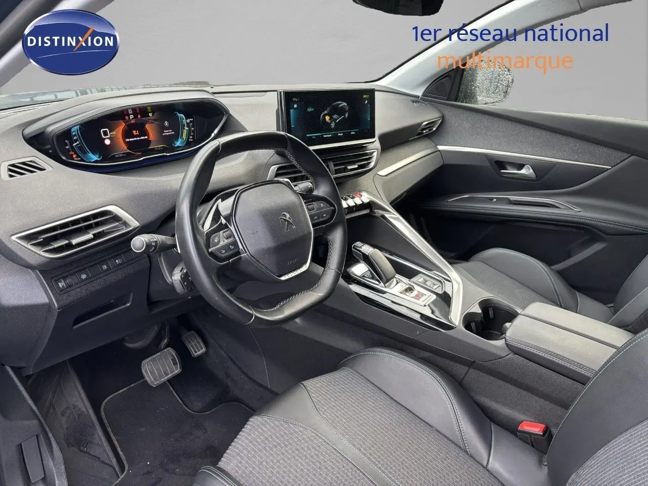 Intérieur du Peugeot 3008 hybride 2022 vu côté conducteur, tableau de bord numérique et sellerie noire visible