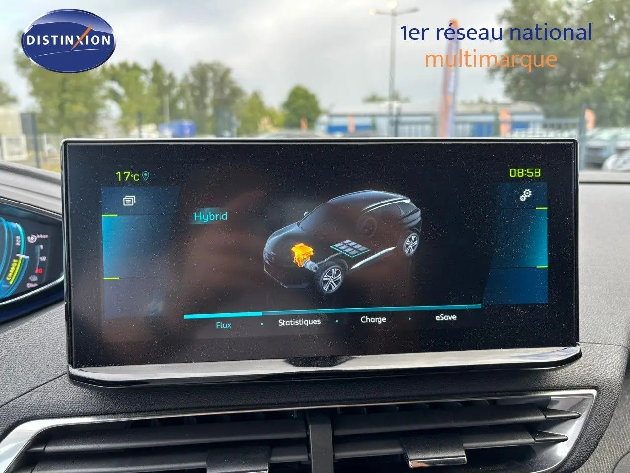 Écran central du tableau de bord du Peugeot 3008 hybride rechargeable affichant le mode Hybrid en extérieur.